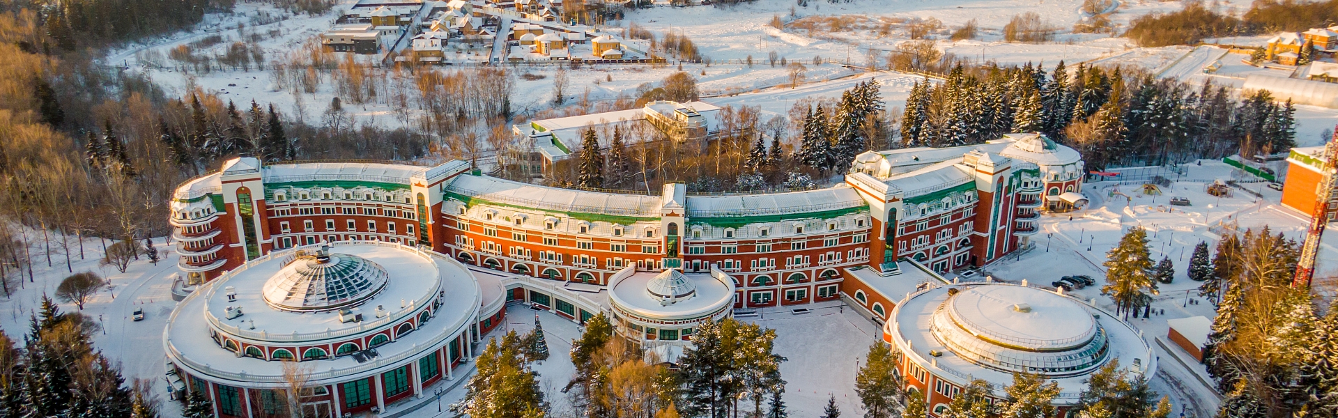Территория отеля зимой, фотографии